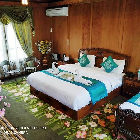 Отель The Mughal Sheraton Houseboat Durgjan Экстерьер фото