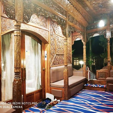 Отель The Mughal Sheraton Houseboat Durgjan Экстерьер фото