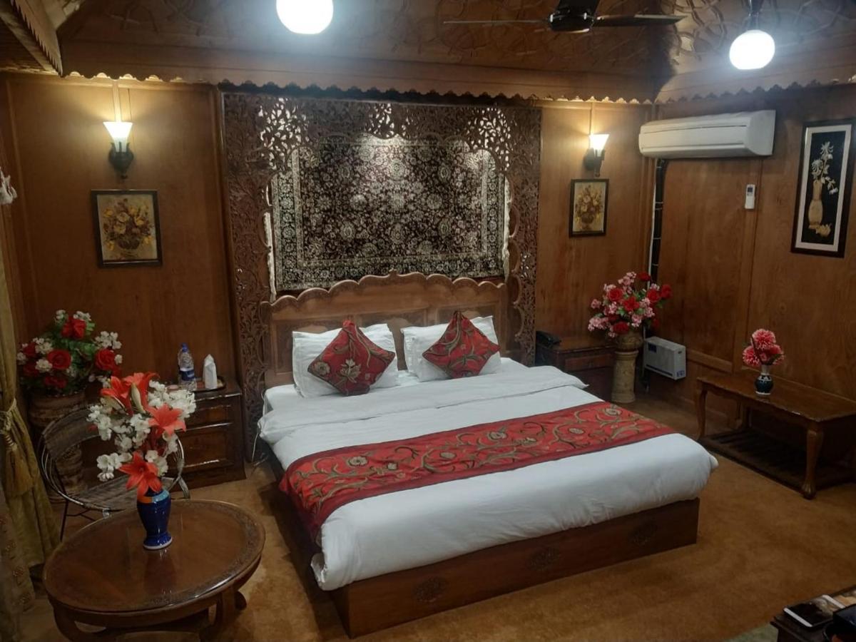 Отель The Mughal Sheraton Houseboat Durgjan Экстерьер фото