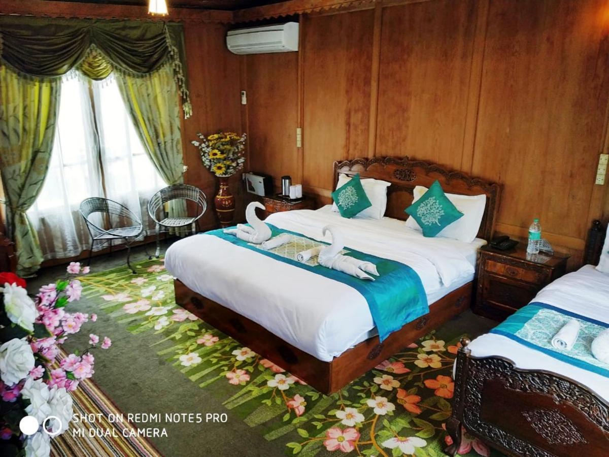 Отель The Mughal Sheraton Houseboat Durgjan Экстерьер фото