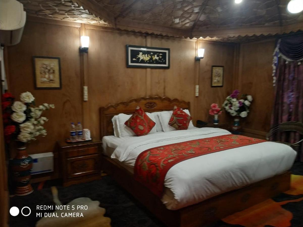 Отель The Mughal Sheraton Houseboat Durgjan Экстерьер фото