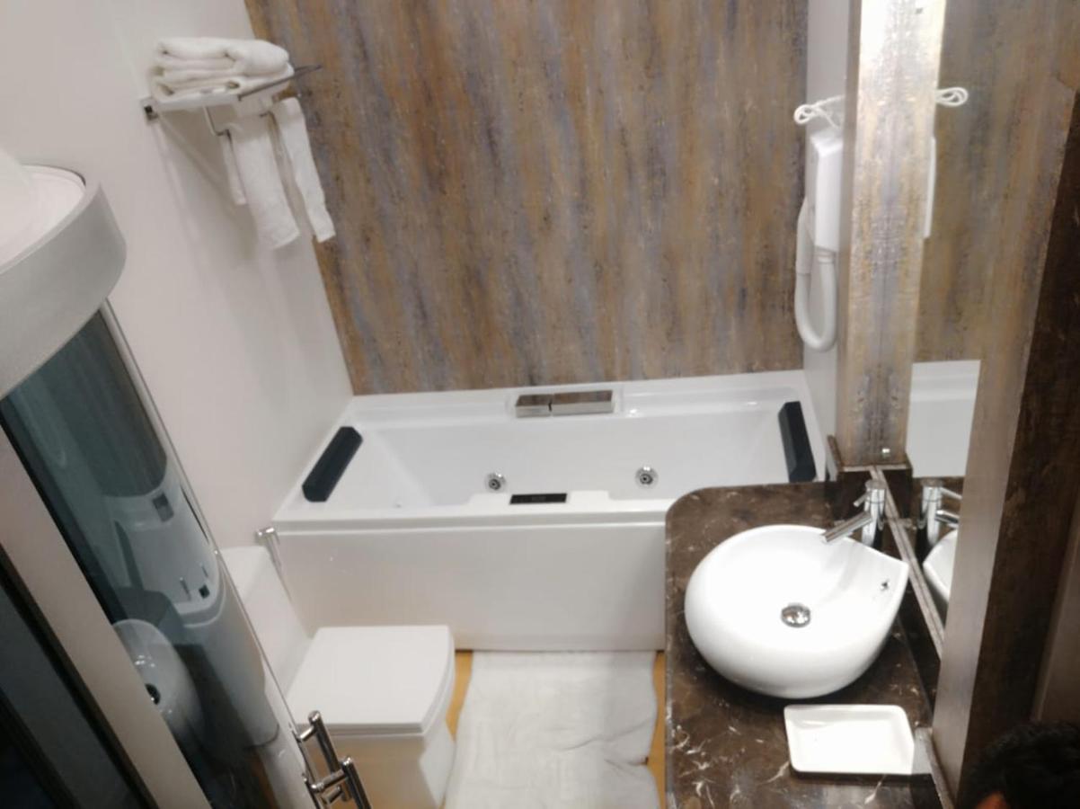 Отель The Mughal Sheraton Houseboat Durgjan Экстерьер фото
