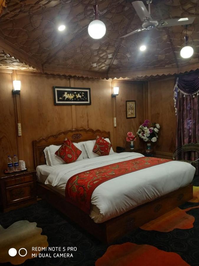 Отель The Mughal Sheraton Houseboat Durgjan Экстерьер фото