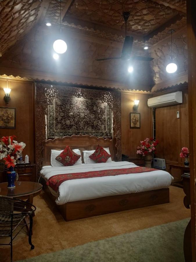Отель The Mughal Sheraton Houseboat Durgjan Экстерьер фото