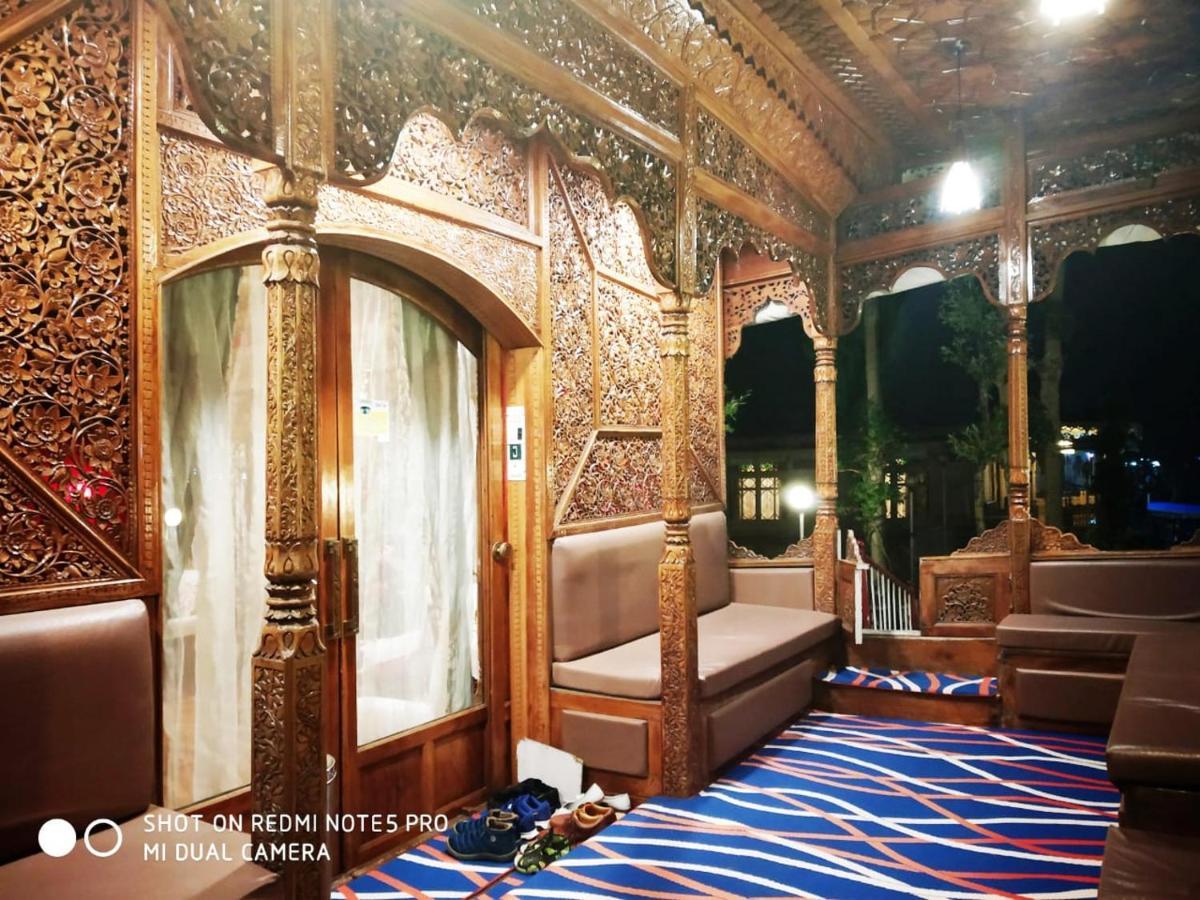 Отель The Mughal Sheraton Houseboat Durgjan Экстерьер фото
