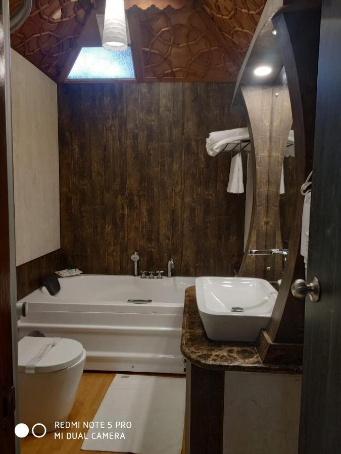 Отель The Mughal Sheraton Houseboat Durgjan Экстерьер фото
