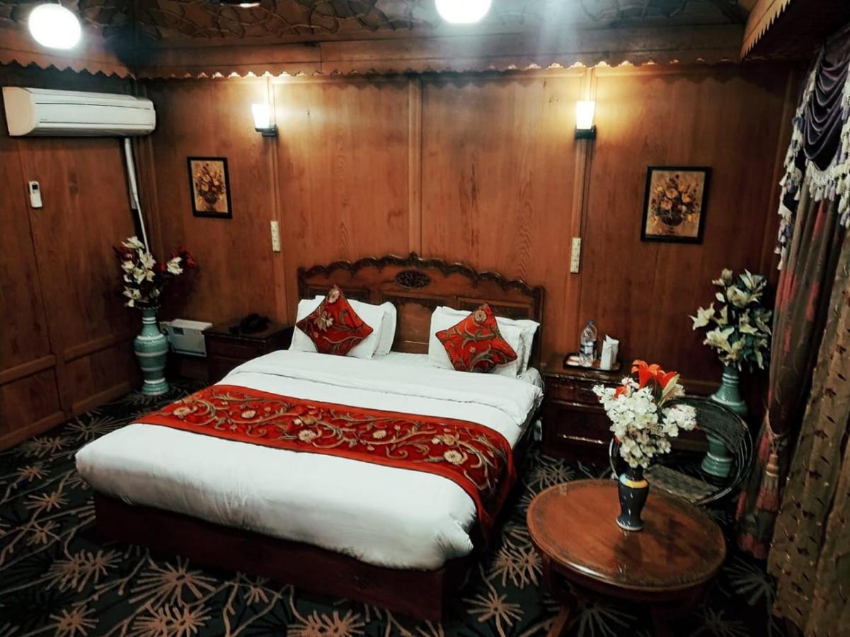 Отель The Mughal Sheraton Houseboat Durgjan Экстерьер фото
