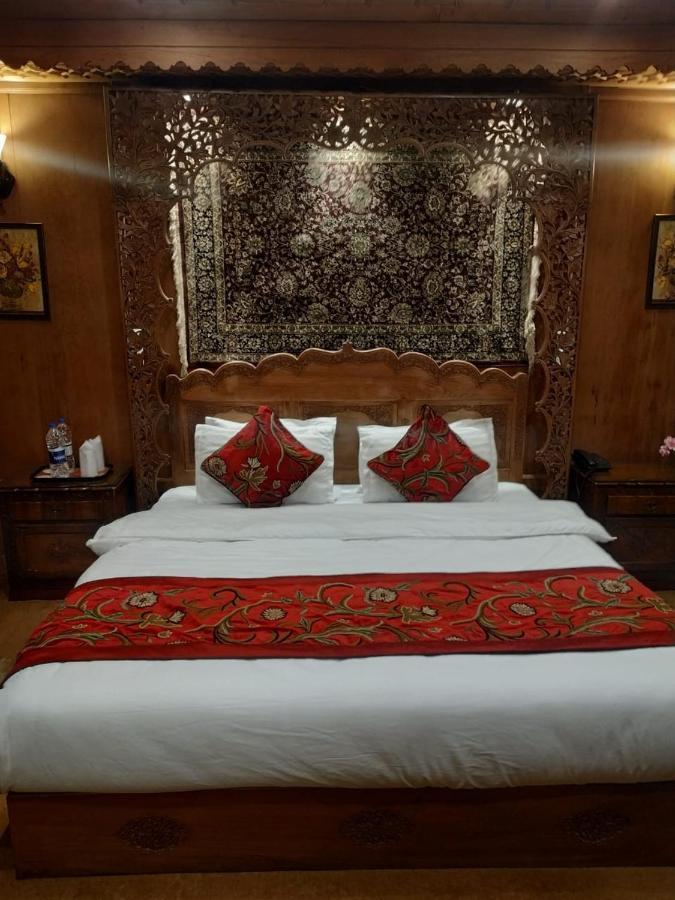 Отель The Mughal Sheraton Houseboat Durgjan Экстерьер фото