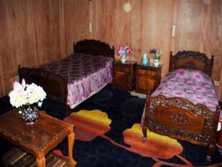 Отель The Mughal Sheraton Houseboat Durgjan Экстерьер фото